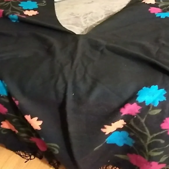 Wrap/Poncho/Cape - Picture 2 of 2